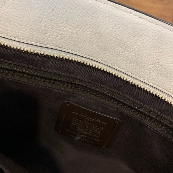 Neutral Tone Coach Leather Purse/ Classic Coach Designer Hand Bag - Picture 4 of 4